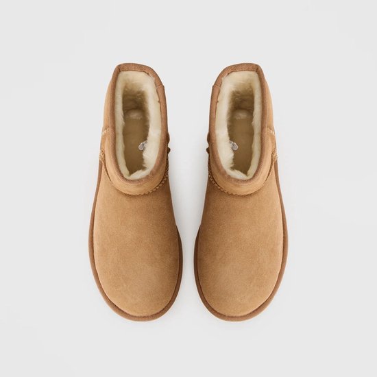 Paar bruine UGG laarzen, suède met schapenvacht, bovenaanzicht.