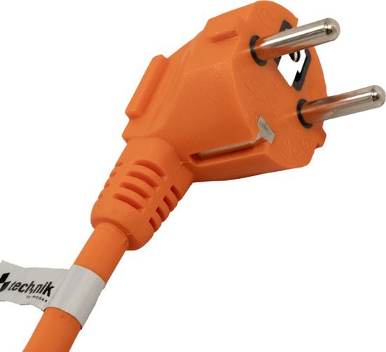 Oranje stekker met twee metalen pinnen en aardingsclip. Techniek logo zichtbaar.