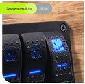Close-up van spatwaterdichte schakelaars met blauwe LED's en waterdruppels.