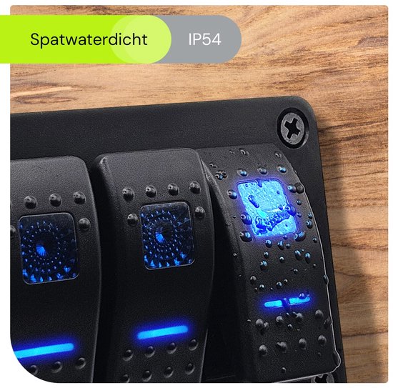 Close-up van spatwaterdichte schakelaars met blauwe LED's en waterdruppels.
