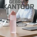 Pastelroze drinkfles met rietje op een bureau op kantoor. "Gebruik kantoor, perfect voor kantoor, je dagelijkse behoeften."