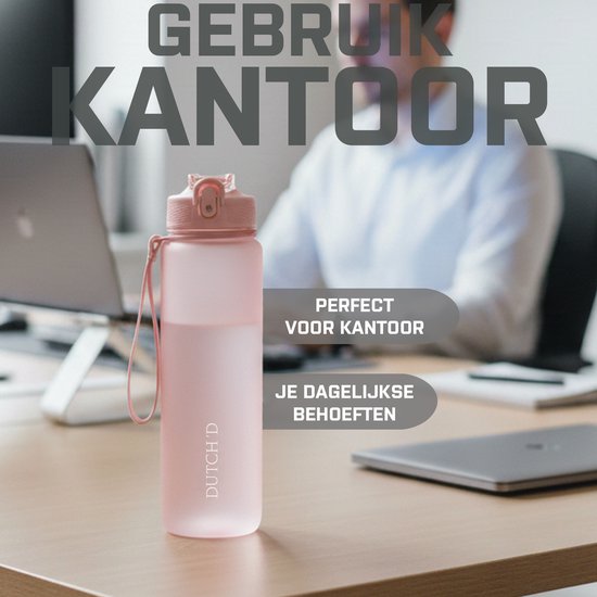 Pastelroze drinkfles met rietje op een bureau op kantoor. "Gebruik kantoor, perfect voor kantoor, je dagelijkse behoeften."