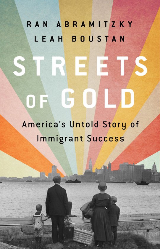 Boek 'Streets of Gold' met op de cover een zwart-witfoto van immigranten bij het water met een stad op de achtergrond, omringd door een kleurrijke waaier van stralen.