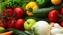 Grote selectie verse groenten en fruit, waaronder tomaten, paprika, komkommer, sla en appels.