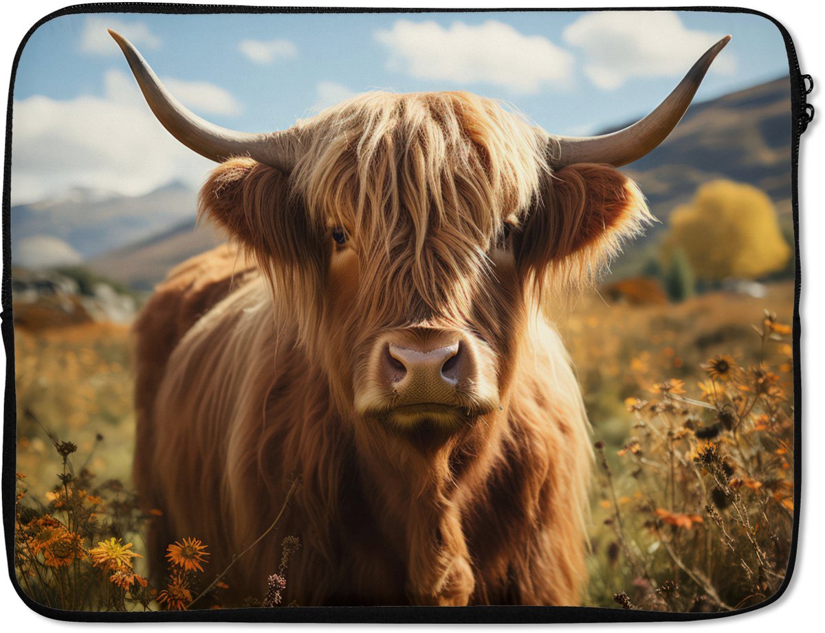 Laptophoes 15.6 inch - Schotse hooglander - Bloemen - Hoorns - Wolken - Laptop sleeve - Binnenmaat 37x26 cm - Zwarte achterkant