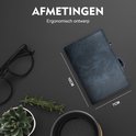 Blauwe pasjeshouder naast een bril en plantje, met afmetingen 10cm x 7cm. Ergonomisch ontwerp.