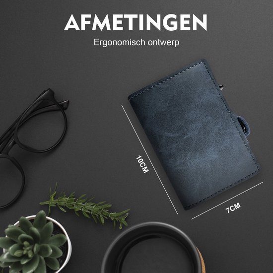 Blauwe pasjeshouder naast een bril en plantje, met afmetingen 10cm x 7cm. Ergonomisch ontwerp.