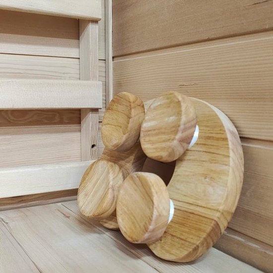 Houten saunahoofdsteun in een saunaruimte, met ronde steunen.