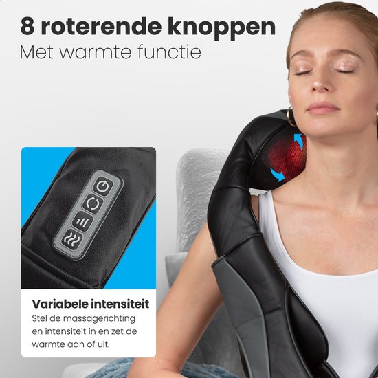 Vrouw op een bank met een zwart/grijs massagekussen om haar nek, met een close-up van het bedieningspaneel met 8 knoppen.