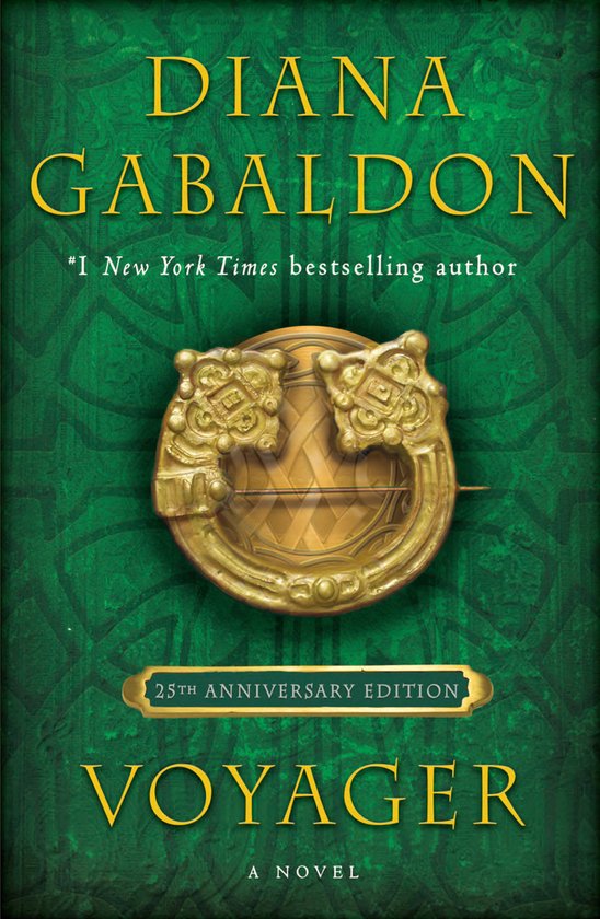 Boekcover van 'Voyager' (25th Anniversary Edition) van Diana Gabaldon, met een gouden, ingewikkeld ontworpen slot op een groene achtergrond met textuur.