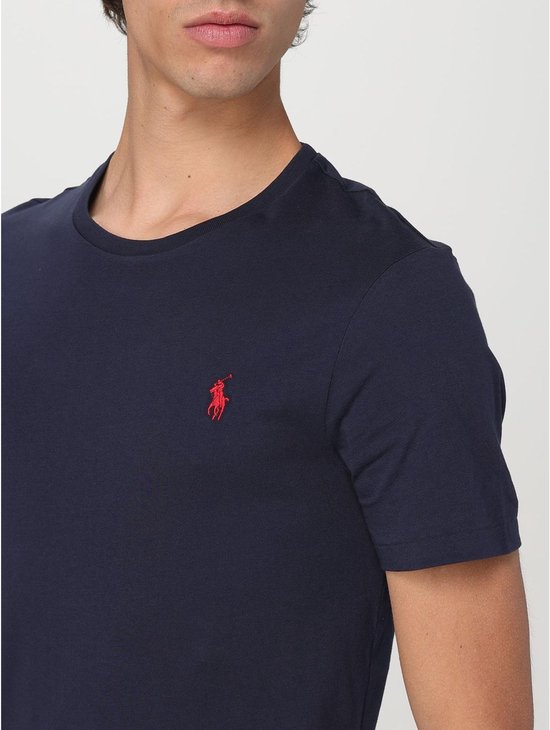 Close-up van het donkerblauwe Polo Ralph Lauren T-shirt met rood logo.
