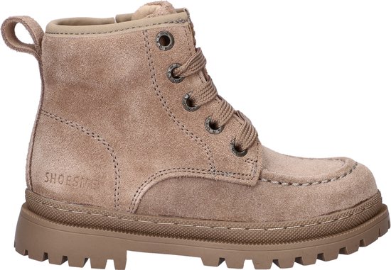 Zij-aanzicht van beige suède laarsjes met veter- en rits-sluiting, met Shoesme logo.