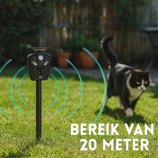 Zwarte ultrasone verjager op gras, met een kat op de achtergrond. Tekst 'Bereik van 20 meter'.