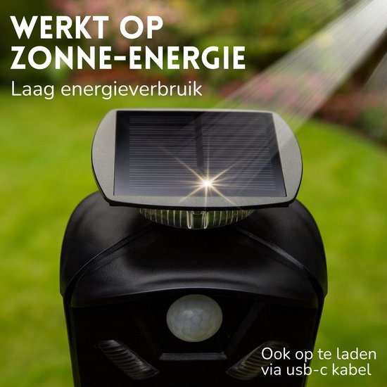 Zwarte ultrasone verjager met zonnepaneel, werkt op zonne-energie, laag energieverbruik, ook via USB-C te laden.