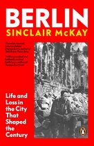 Boek 'BERLIN' van Sinclair McKay. Een zwart-witfoto van een man in uniform zittend op stenen tussen ruïnes. Rode omslag met witte en gele tekst.