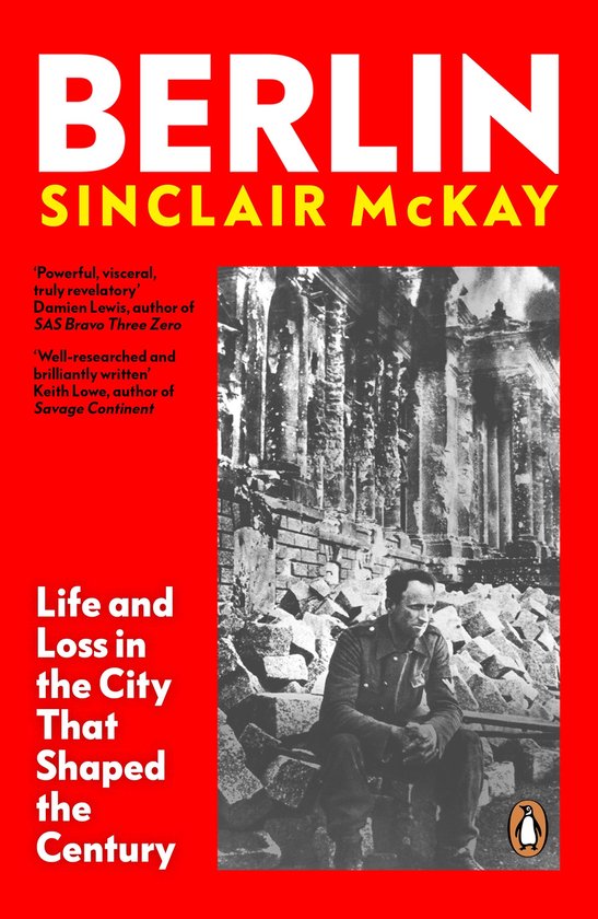 Boek 'BERLIN' van Sinclair McKay. Een zwart-witfoto van een man in uniform zittend op stenen tussen ruïnes. Rode omslag met witte en gele tekst.
