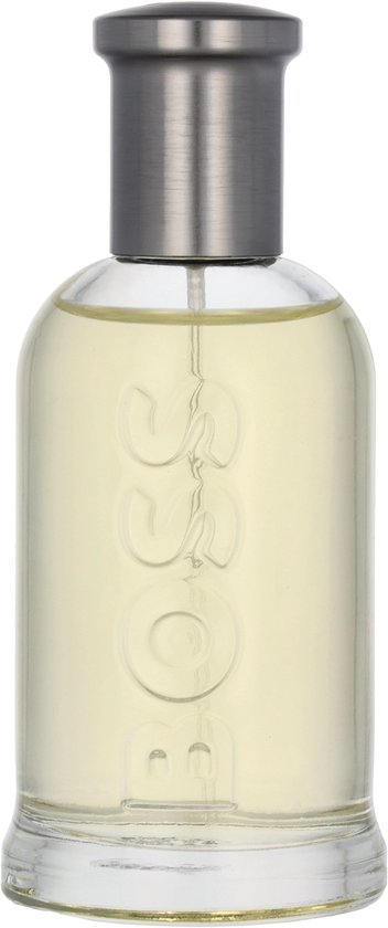 Een transparante parfumfles met zilverkleurige dop en het "BOSS" logo in reliëf.