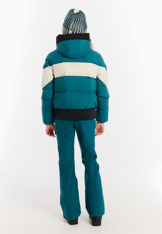 Meisje draagt turquoise ski-jas met beige en witte strepen, van achteren gezien.