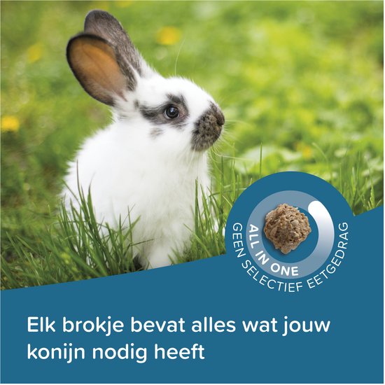Een zwart-wit jong konijn zit in het gras. Een cirkel toont een brokje en 'ALL IN ONE SELECTIEF EETGEDRAG'.