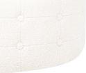 Detail van de witte bouclé stof van de poef met knopen.