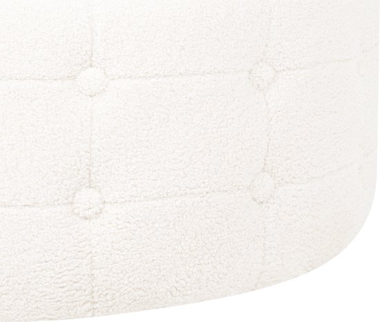 Detail van de witte bouclé stof van de poef met knopen.