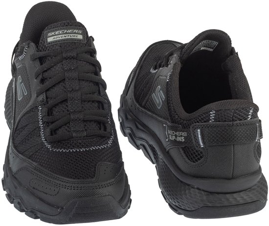 Zwarte Skechers heren sneakers, van voren en achteren gezien. Met veters en een dikke zool.