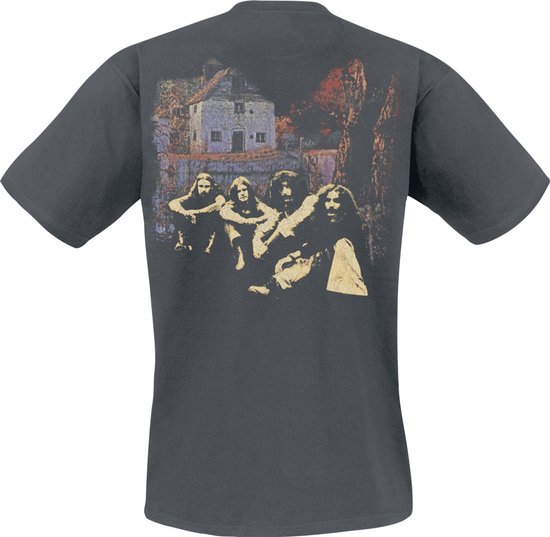 T-shirt gris foncé avec au dos la pochette de l'album Black Sabbath : un groupe d'hommes assis devant une maison.