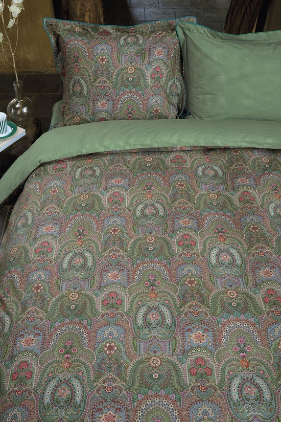 Groen dekbedovertrek met gedetailleerde paisley print en een kussensloop met dezelfde print.