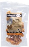 Zak met Beeztees Zoete Aardappel Bites met Kip, met losse bites zichtbaar.
