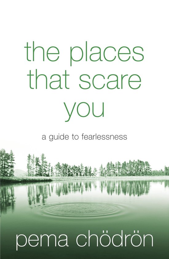 Boek 'the places that scare you' a guide to fearlessness van pema chödrön. Een meer met bomen op de achtergrond.
