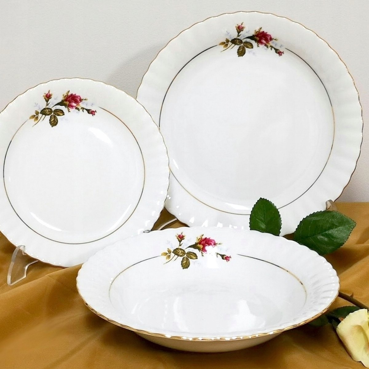 Servies Iwona 18-delig voor 6 personen, Rozendecor, Wit Porselein