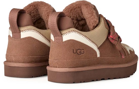 Achterkant van bruine UGG sneakers met roze geruite veters, bontkraag en UGG logo.