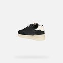 Zwarte Geox sneaker, van achteren gezien, met beige zool en witte hiel.