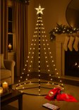 Verlichte kerstboom van 2,10m met ster, binnen in een woonkamer met open haard.