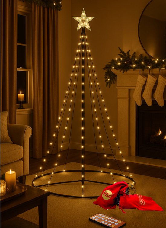 Verlichte kerstboom van 2,10m met ster, binnen in een woonkamer met open haard.