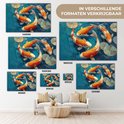Verschillende formaten van een schilderij met vier oranje en witte karpers in blauw water met waterlelies.