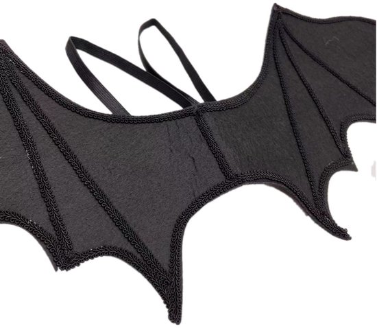 Zwarte vleermuisvleugels met decoratieve bies en elastische bandjes.