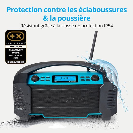 Zwarte en blauwe radio met een antenne, die wordt blootgesteld aan waterstralen, met "Protection contre les éclaboussures & la poussière" en "Résistant grâce à la classe de protection IP54"