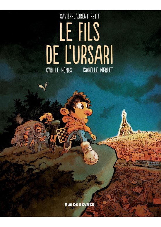 Boek 'Le fils de l'Ursari' met een jongen die rent, met een camper en de Eiffeltoren op de achtergrond.