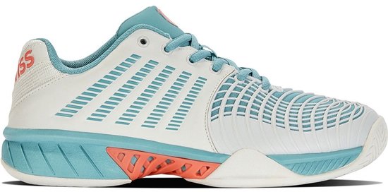 Zij-aanzicht van witte tennisschoen met turquoise zoolrand, roze accenten en K-Swiss logo op de hiel.