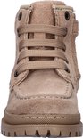 Nog een paar beige suède veterlaarsjes met dikke zool en lipje aan de achterkant.