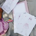 KidyDraw Pro tekenblokken met nummers en kleurpotloden op een roze tekentablet.