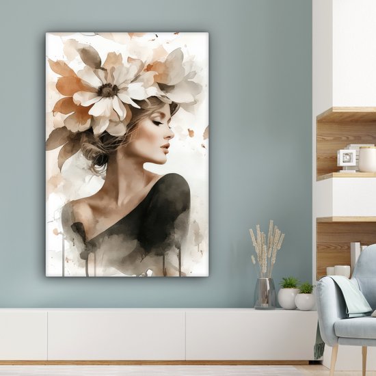 Une femme portant une grande coiffe florale dans des tons doux de beige et de brun, vêtue d'un haut noir.
