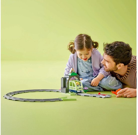 Een vader en dochter spelen met de LEGO DUPLO Treintunnel en rails. De set bevat een tunnel, rails en een trein.