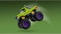 Groene LEGO monster truck met "HULK SMASH!" op de zijkant en paarse velgen, springend op groene achtergrond.