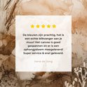 Review van een abstract schilderij in beige, bruin en wit met bloem- en takvormige details.