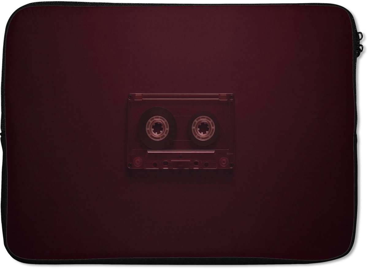 Laptophoes 14 inch - Cassetteband - Bordeaux - Vintage - Laptop sleeve - Binnenmaat 33x23 cm - Zwarte achterkant