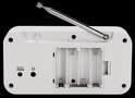 Achterkant van een witte Denver radio. Toont een batterijcompartiment voor 4 AA-batterijen en aansluitingen voor DC 5V en koptelefoon.