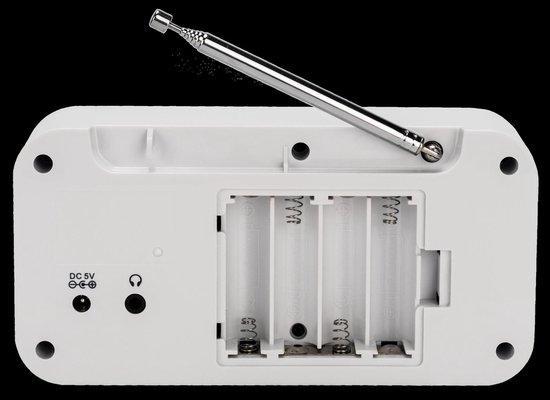 Achterkant van een witte Denver radio. Toont een batterijcompartiment voor 4 AA-batterijen en aansluitingen voor DC 5V en koptelefoon.