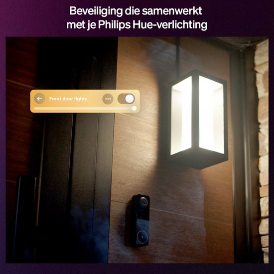 Close-up van de Hue deurbel op een houten deur met een smartphone-interface die 'Front door lights' toont.
